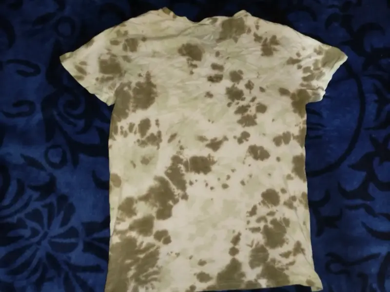 Polera manga larga beige con diseño gráfico - 3