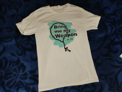 Polera blanca con diseño religioso 'Bring me my Weapon' - miniatura 1