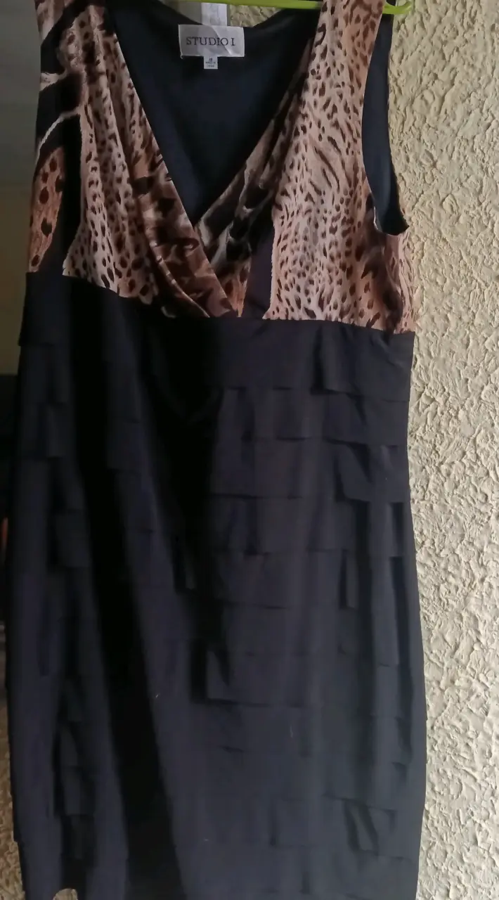 Vestido negro con estampado animal print Studio I