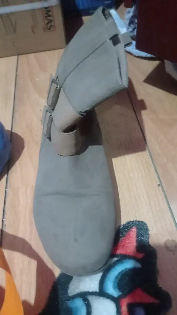 Botas de cuero gris con hebillas