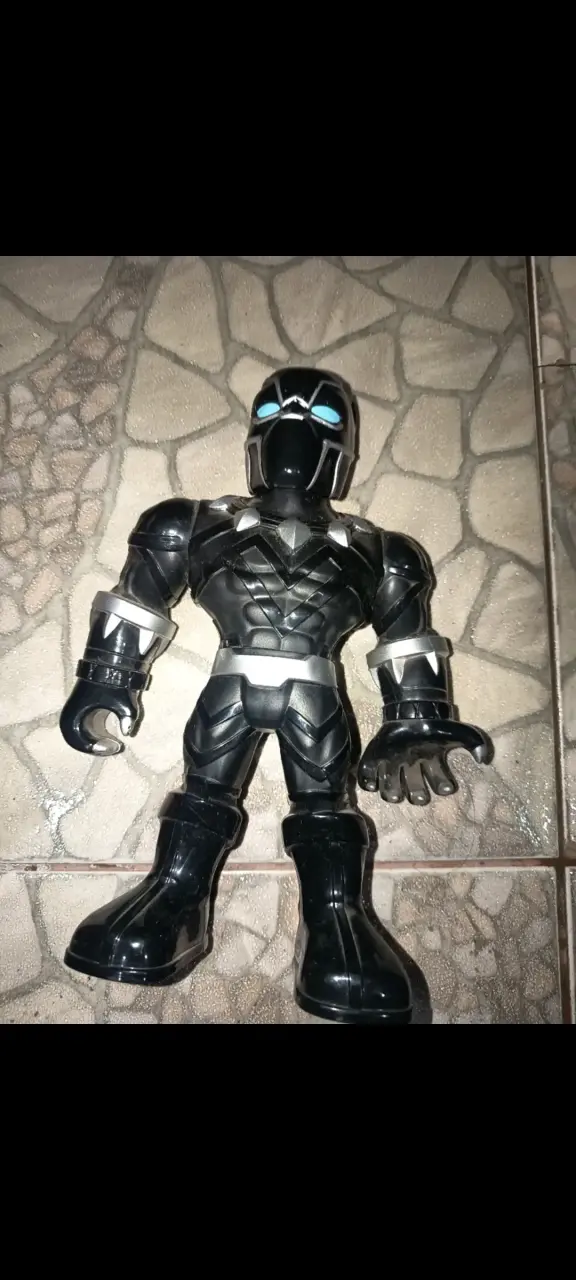 Figura de acción negra con detalles plateados