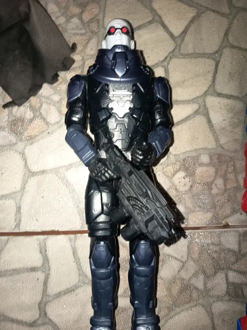 Figura de acción de soldado futurista con arma