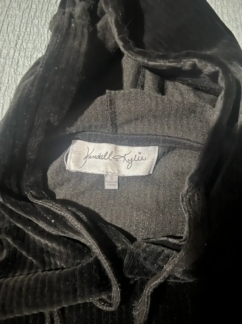Polerón de terciopelo negro con capucha Kendall + Kylie - 3