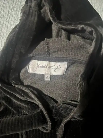 Polerón de terciopelo negro con capucha Kendall + Kylie - miniatura 3