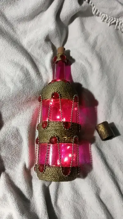 Botella decorativa con luces LED y adornos - miniatura 2