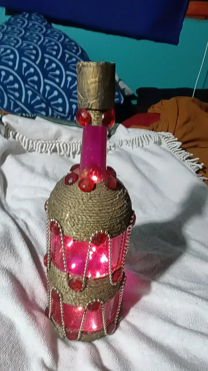 Botella decorativa con luces LED y adornos - 3