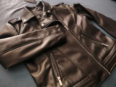 Chaqueta de cuero sintético negra para mujer - miniatura 2