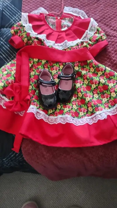 Vestido floral infantil con zapatos Bubblegummers - miniatura 1