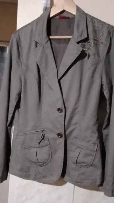 Blazer gris con bordado floral para mujer - miniatura 1