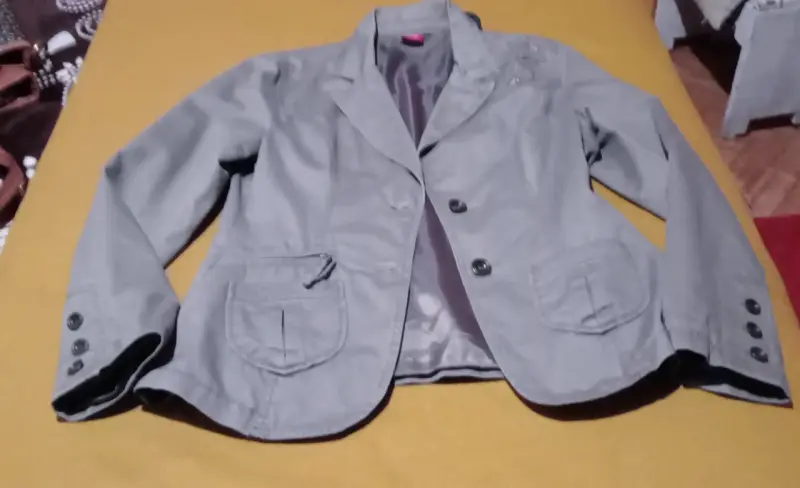 Blazer gris con bordado floral para mujer - 2