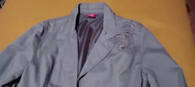 Blazer gris con bordado floral para mujer - miniatura 3