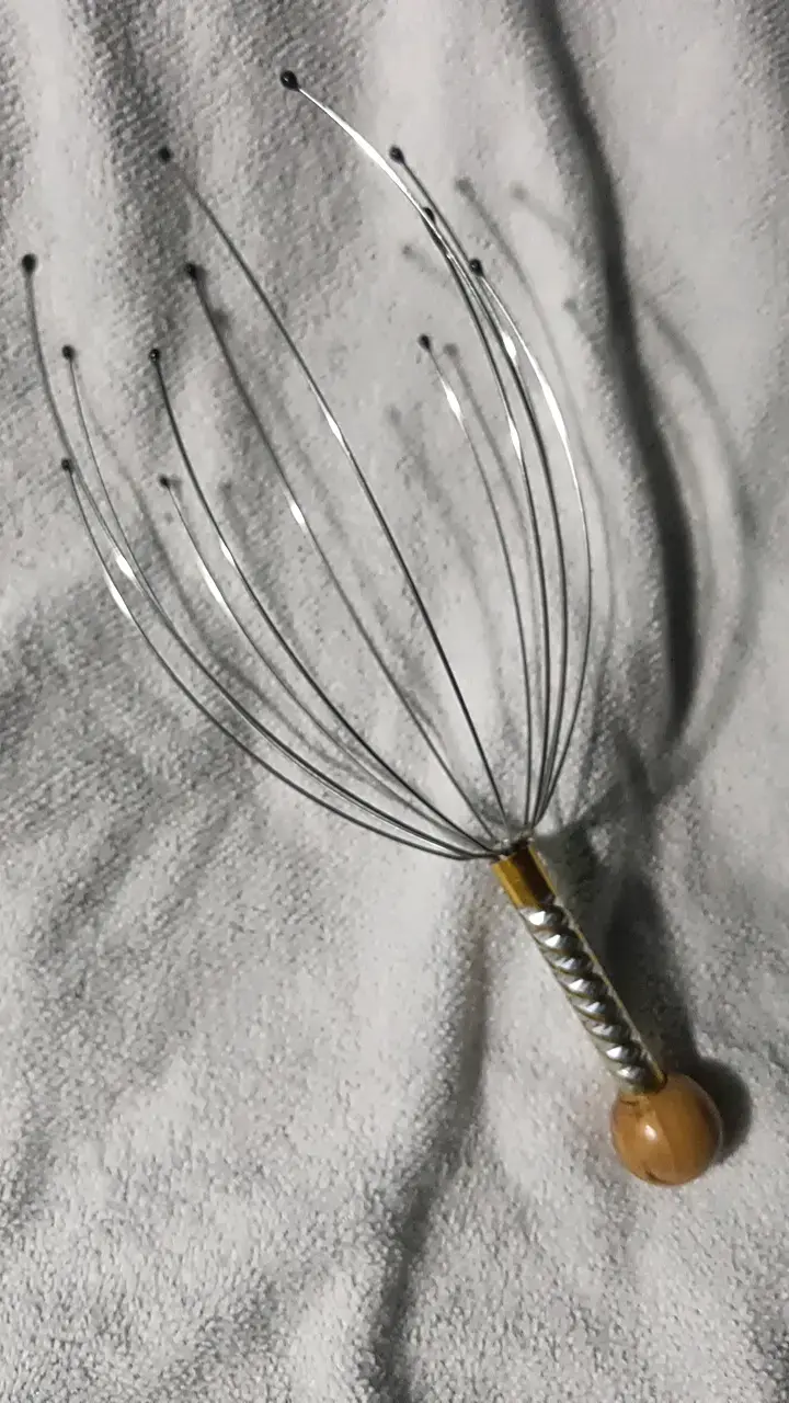 Masajeador de cabeza manual con mango de madera
