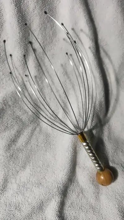 Masajeador de cabeza manual con mango de madera - miniatura 1