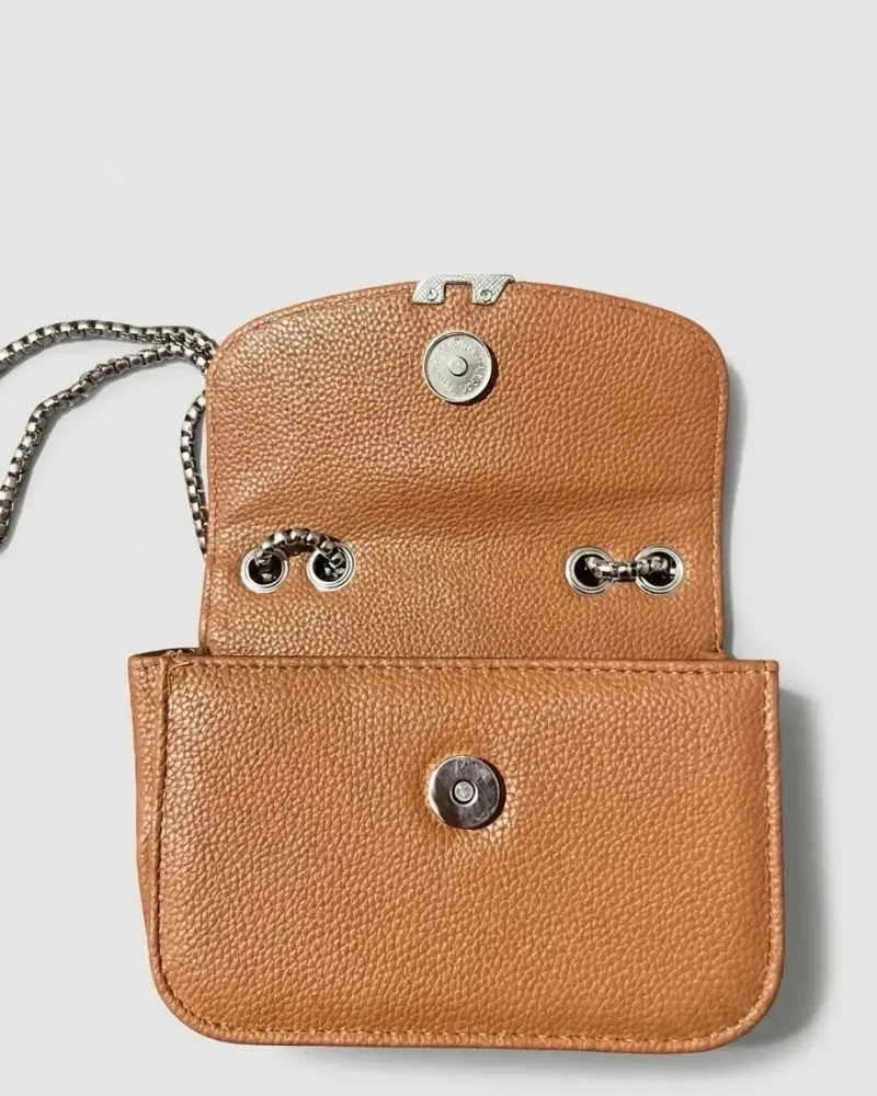 Cartera de cuero marrón con cadena metálica - 2