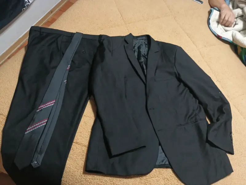 Traje formal negro con corbata incluida - 1