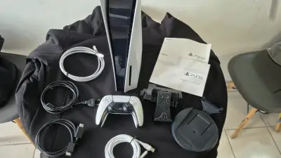 Consola Sony PlayStation 5 con accesorios completos - miniatura 1