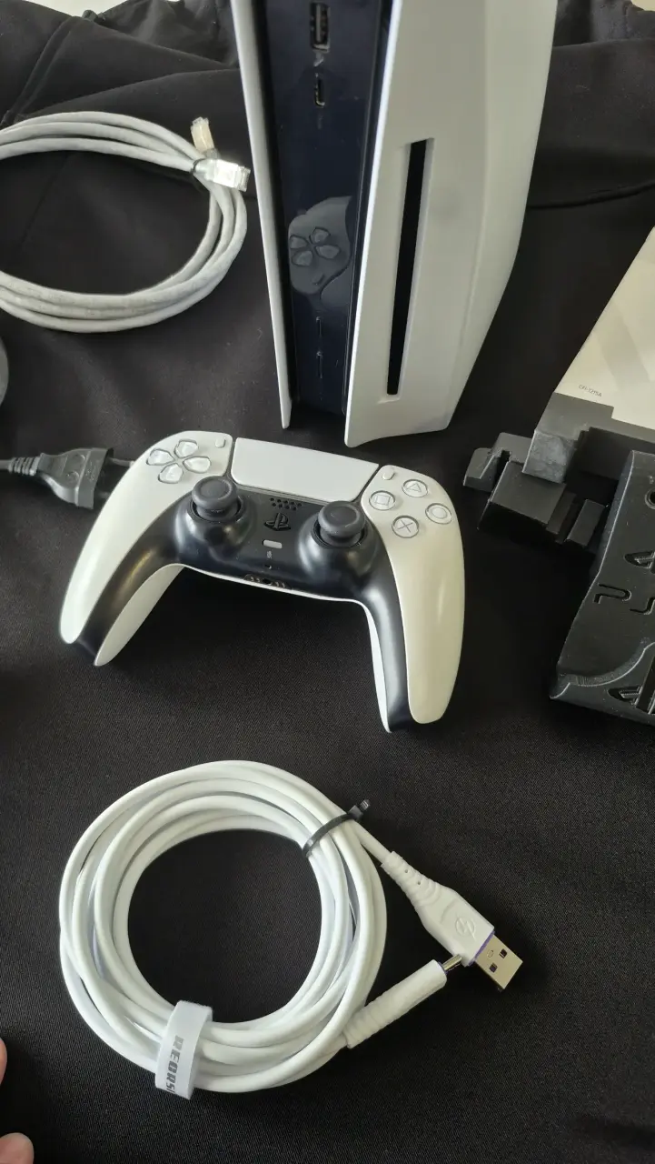 Consola Sony PlayStation 5 con accesorios completos - 2