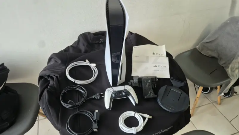 Consola Sony PlayStation 5 con accesorios completos - 4
