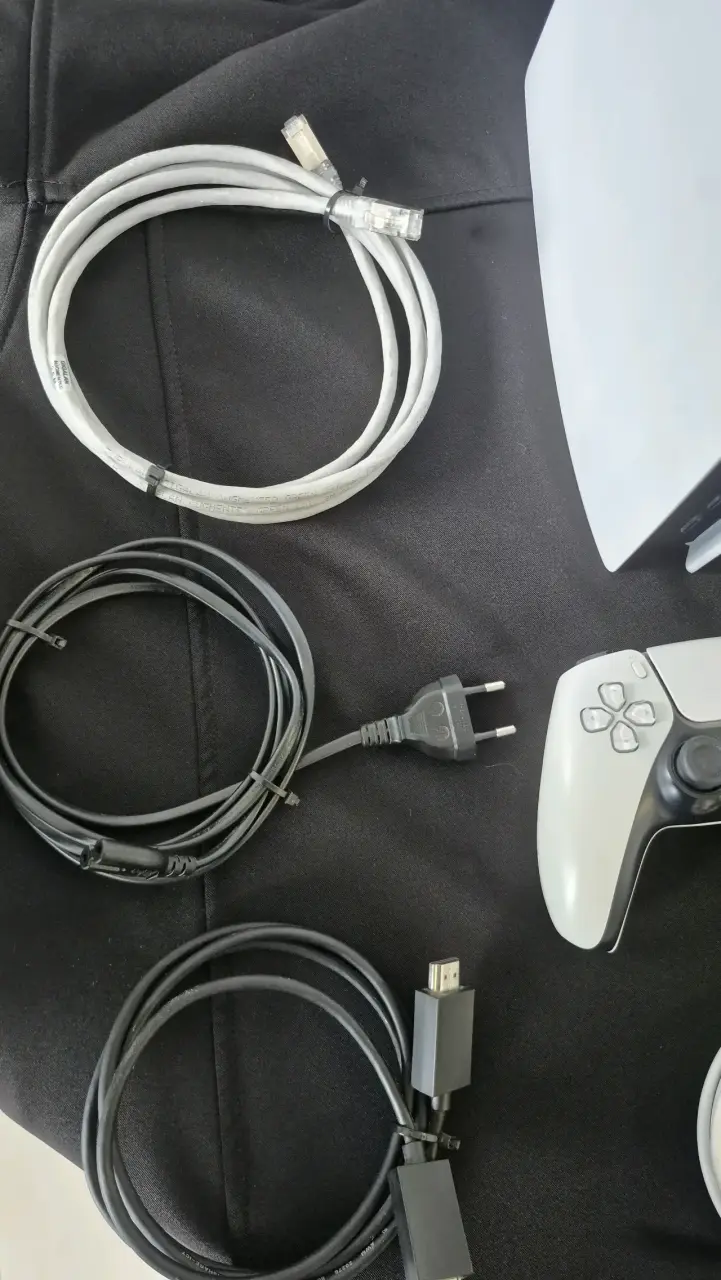 Consola Sony PlayStation 5 con accesorios completos - 5