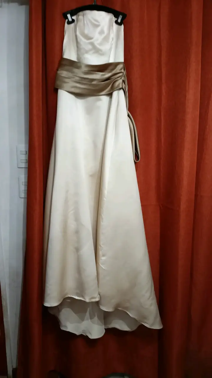 Vestido de fiesta elegante color marfil