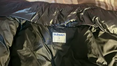 Chaqueta Puffa negra Old Navy Talla S - miniatura 2
