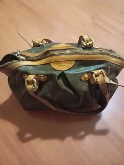 Bolso de cuero marrón con detalles dorados - miniatura 1