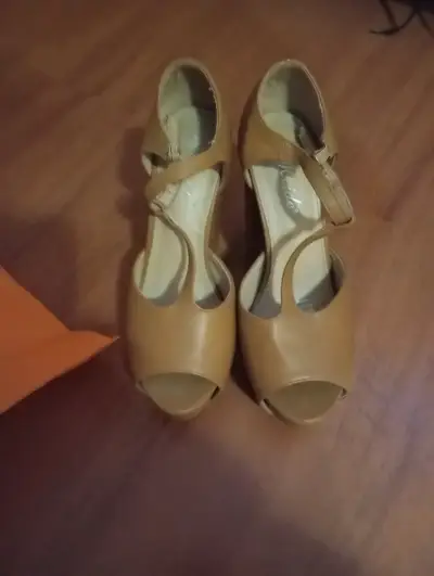 Bolso de cuero marrón con detalles dorados - miniatura 3
