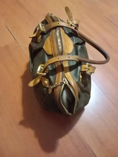 Bolso de cuero marrón con detalles dorados - miniatura 4