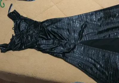 Vestido largo negro con brillo elegante - miniatura 1
