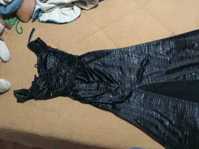 Vestido largo negro con brillo elegante - miniatura 3