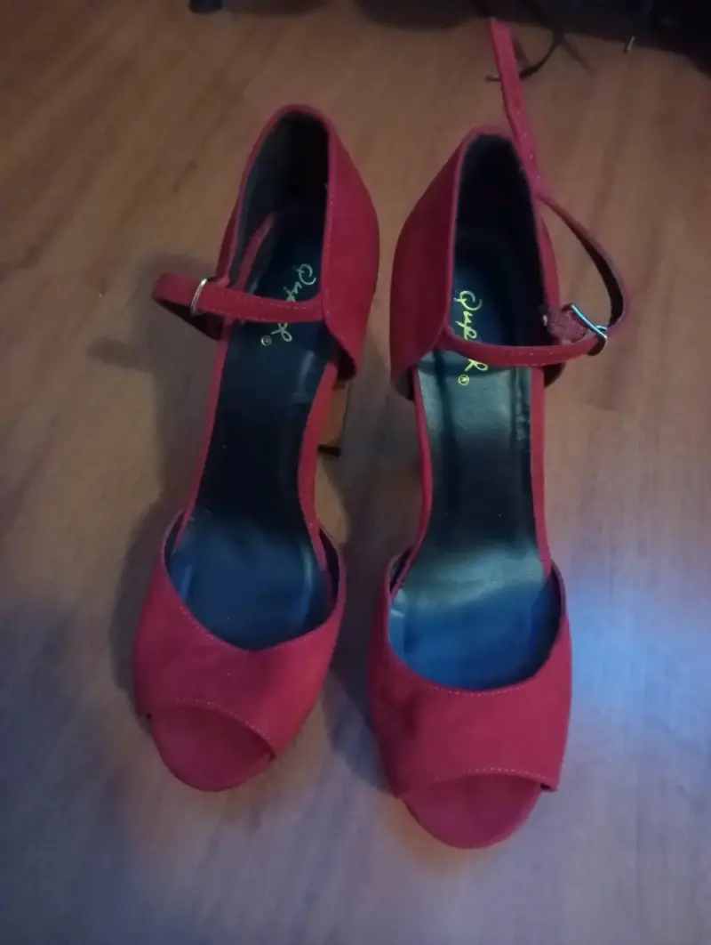 Zapatos de tacón rojo con correa