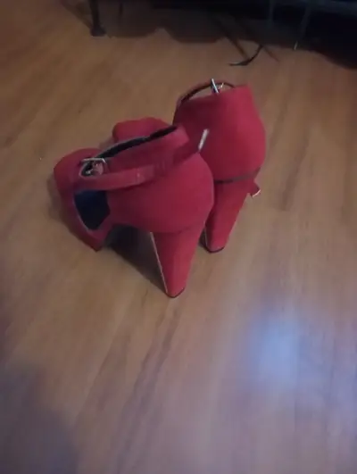 Zapatos de tacón rojo con correa - miniatura 2
