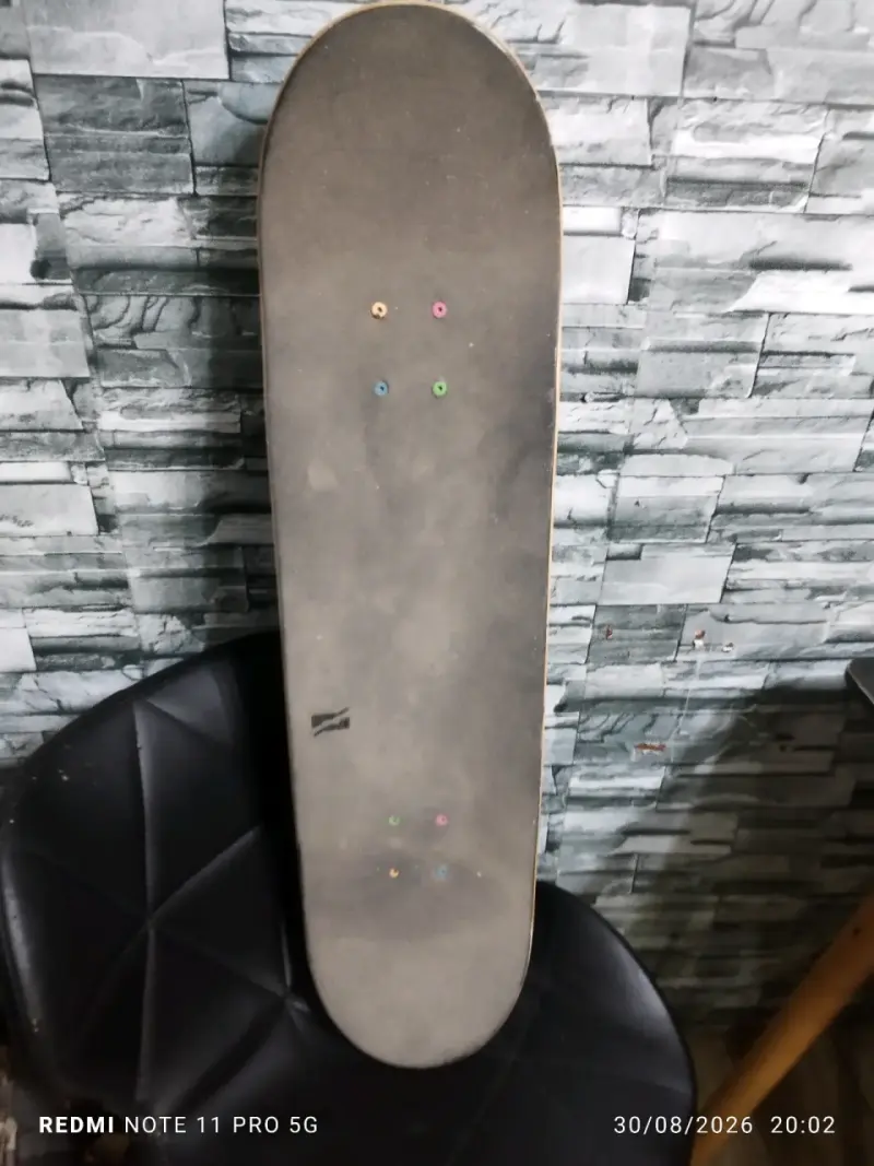 Skateboard SKB Boy Display con diseño gráfico - 4
