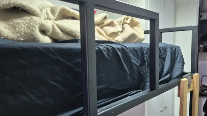 Cama alta de metal - 1