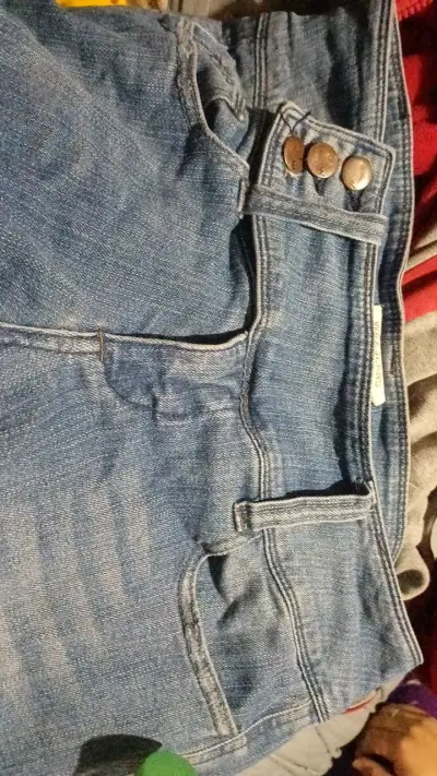 Jeans de mezclilla azul con botones decorativos - miniatura 1