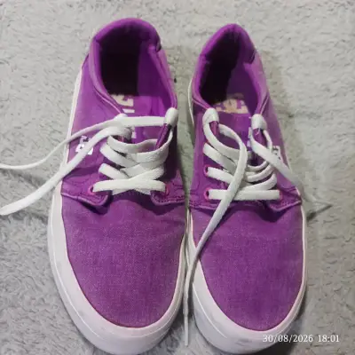 Zapatillas moradas DC para mujer en buen estado - miniatura 1