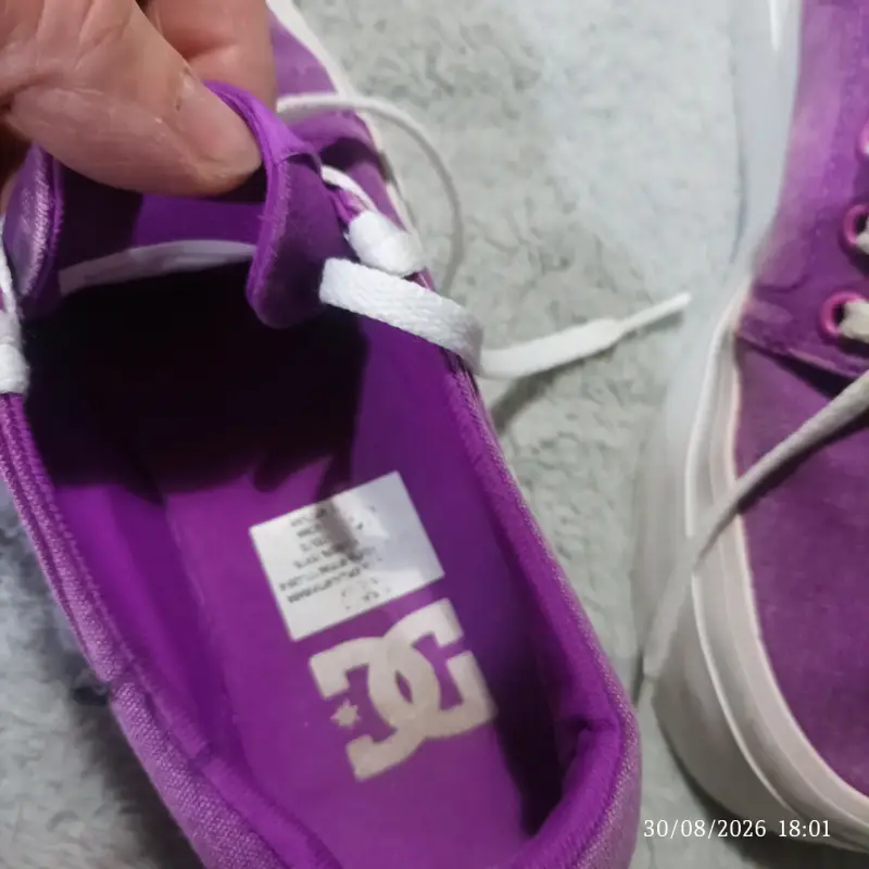 Zapatillas moradas DC para mujer en buen estado - 2