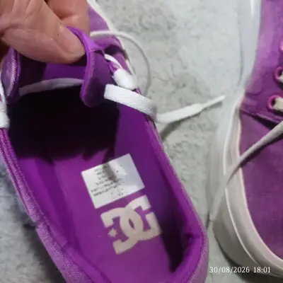 Zapatillas moradas DC para mujer en buen estado - miniatura 2