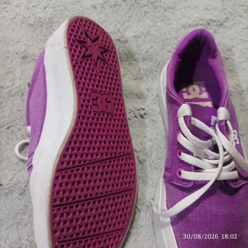 Zapatillas moradas DC para mujer en buen estado - 4
