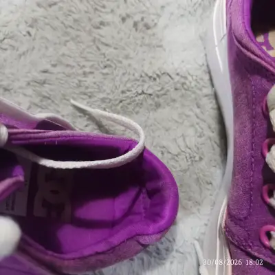 Zapatillas moradas DC para mujer en buen estado - miniatura 5