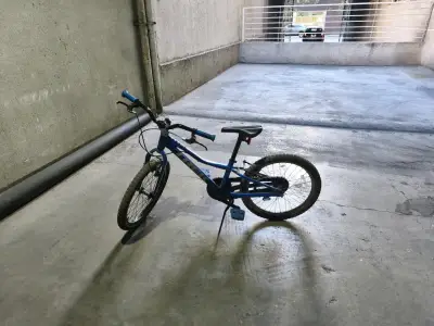 Bicicleta infantil Trek azul con frenos de mano - miniatura 1