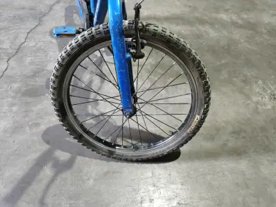 Bicicleta infantil Trek azul con frenos de mano - miniatura 2