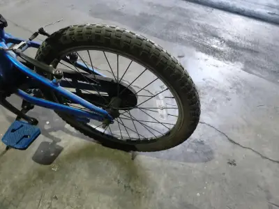 Bicicleta infantil Trek azul con frenos de mano - miniatura 3