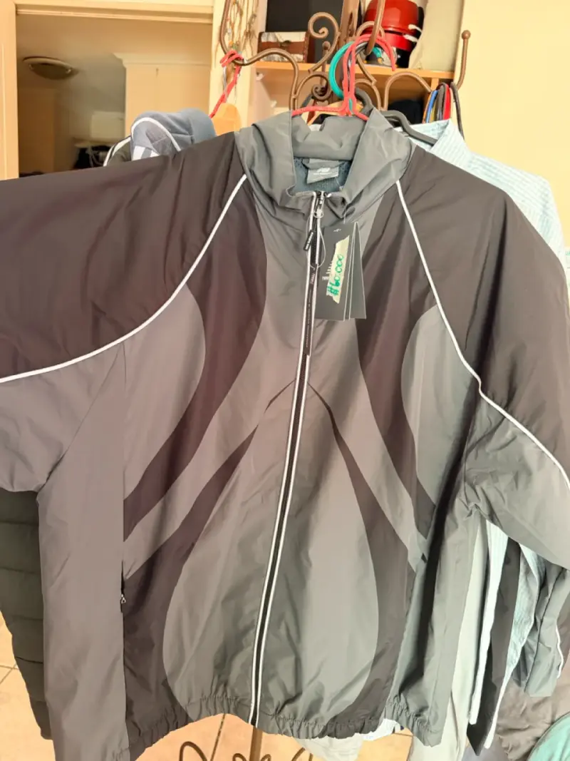 Chaqueta cortaviento New Balance gris para hombre
