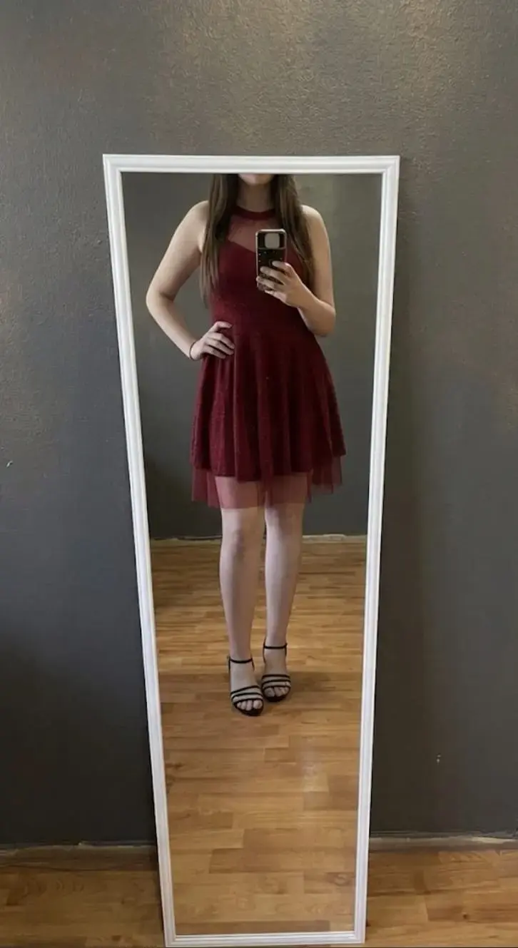 Vestido corto burdeo, elegante.