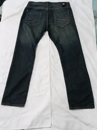 Jeans de mezclilla azul oscuro para hombre - miniatura 1