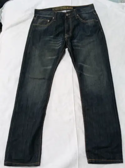 Jeans de mezclilla azul oscuro para hombre - miniatura 2