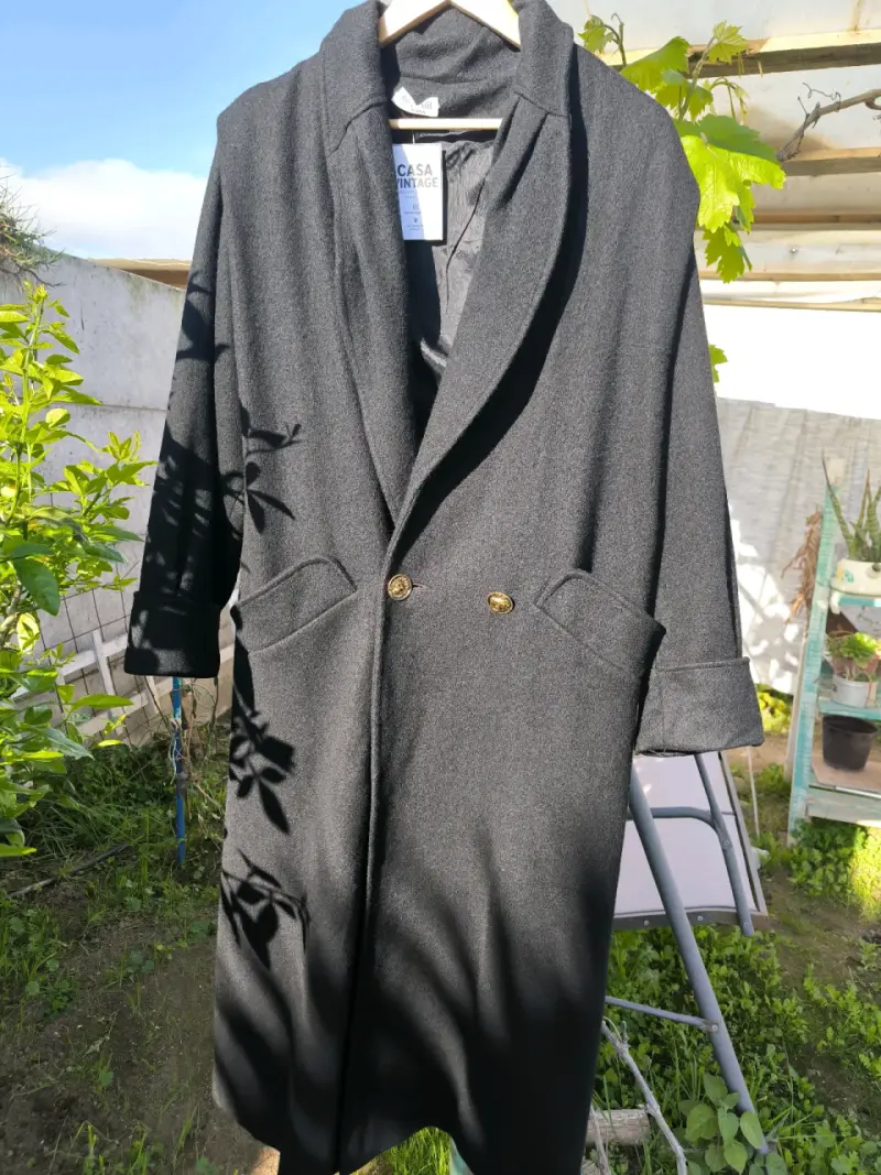 Abrigo negro vintage con botones dorados - 1