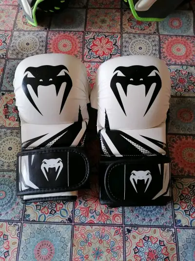 Guantes de boxeo blancos con diseño de serpiente - miniatura 1