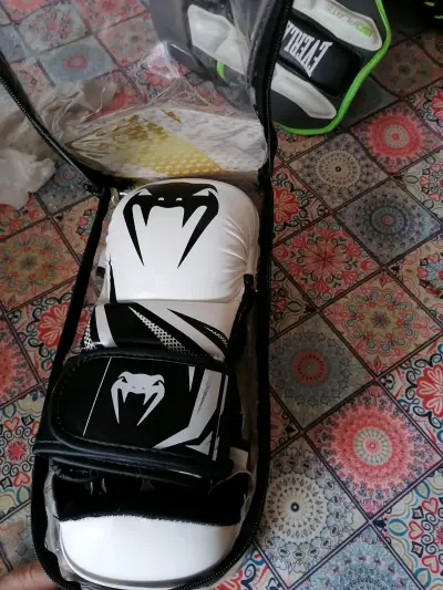 Guantes de boxeo blancos con diseño de serpiente - miniatura 2